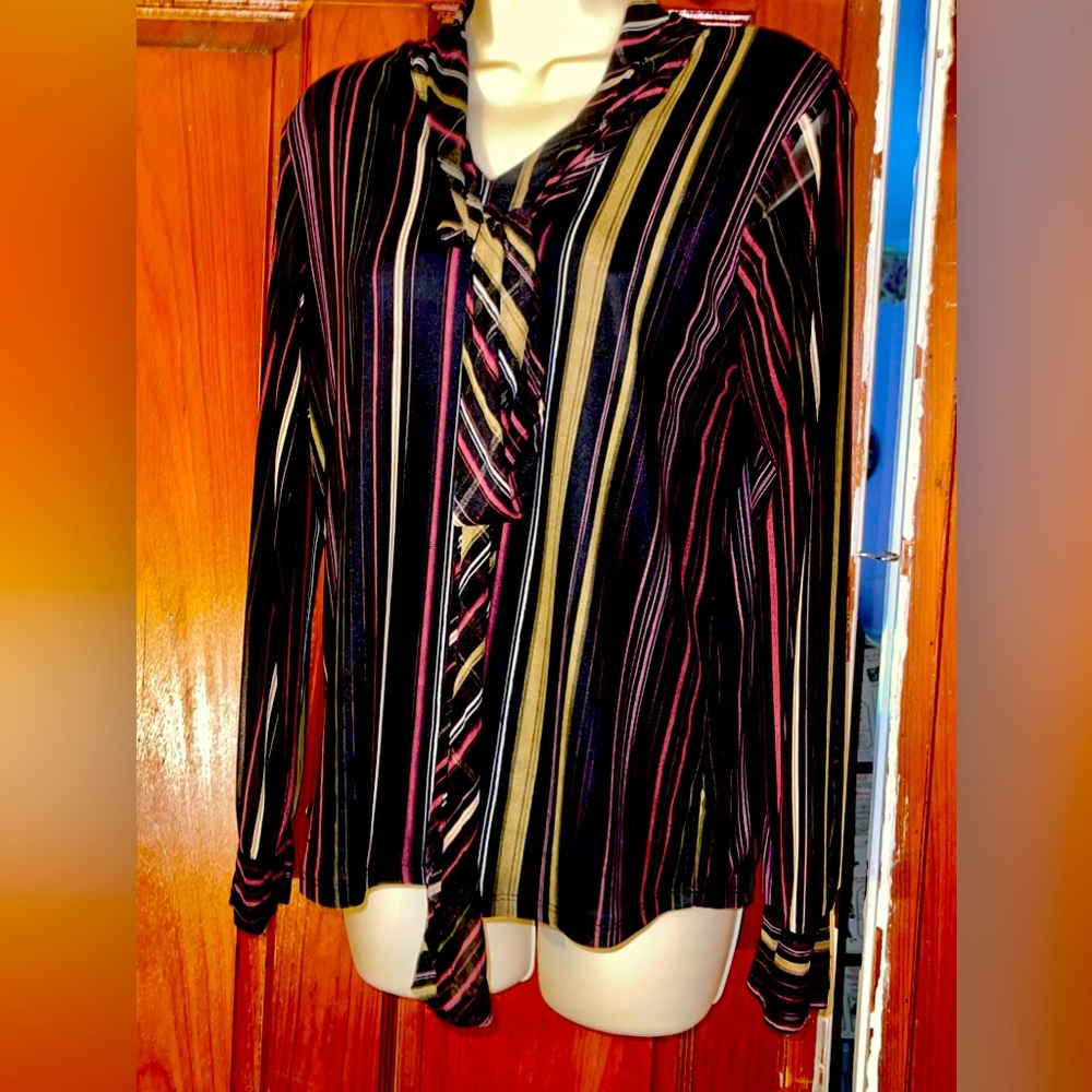 Zoey & leelo Mesh Like Top with Tie. Size Small